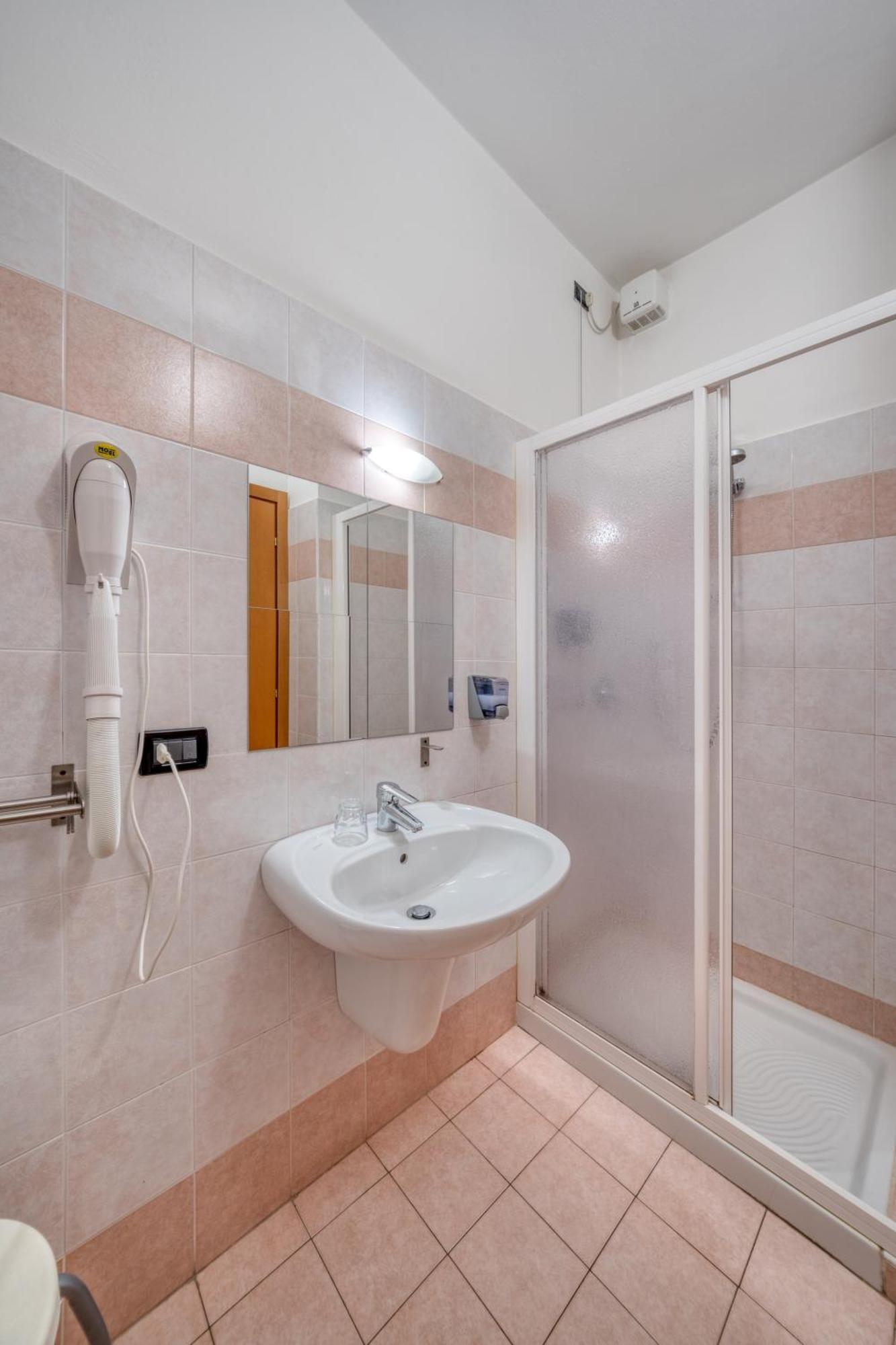 Hotel Martinelli Ronzo-Chienis Habitación foto